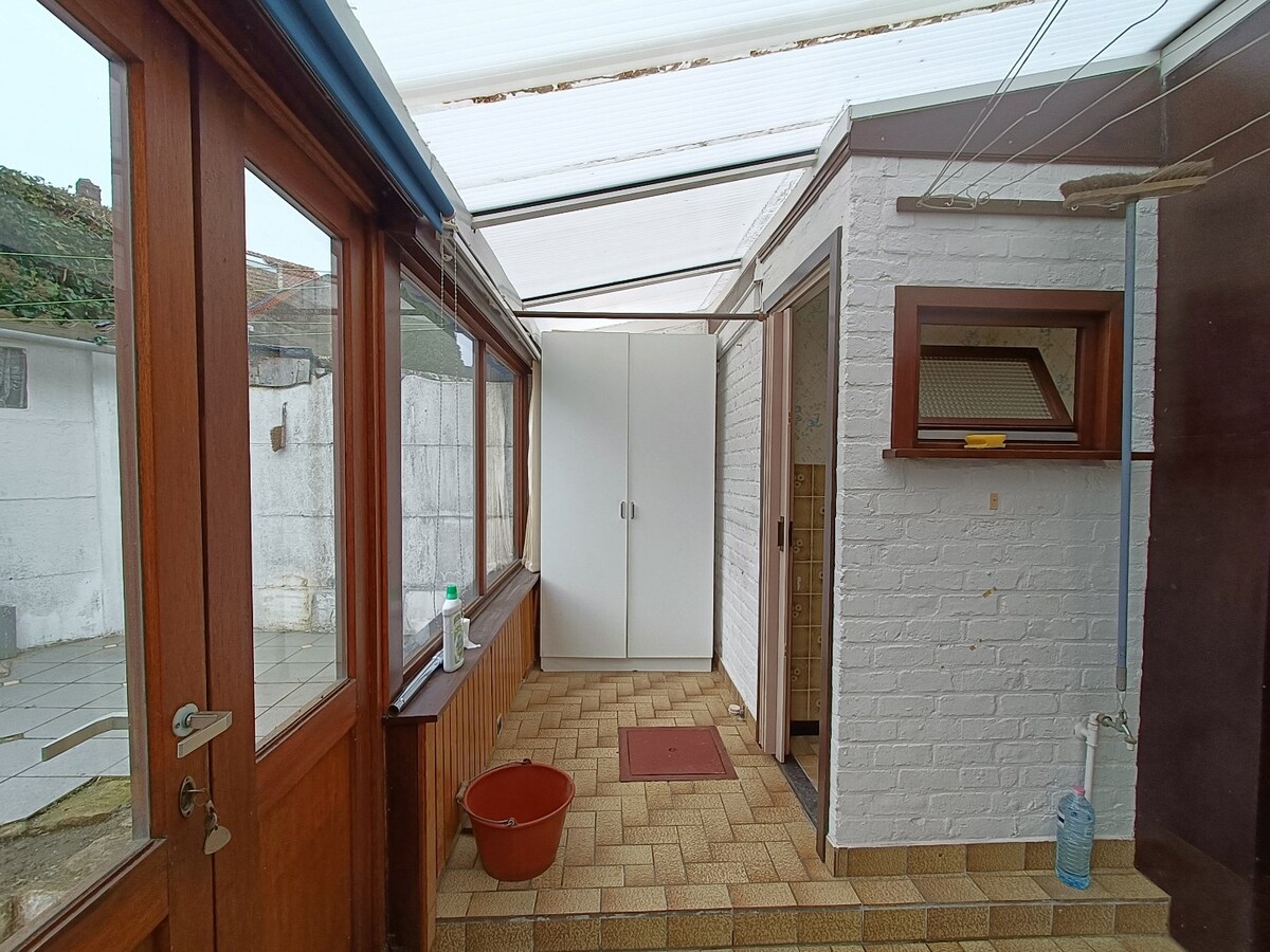 Te renoveren, lichtrijke woning met stadskoer in het hart van Assebroek. 