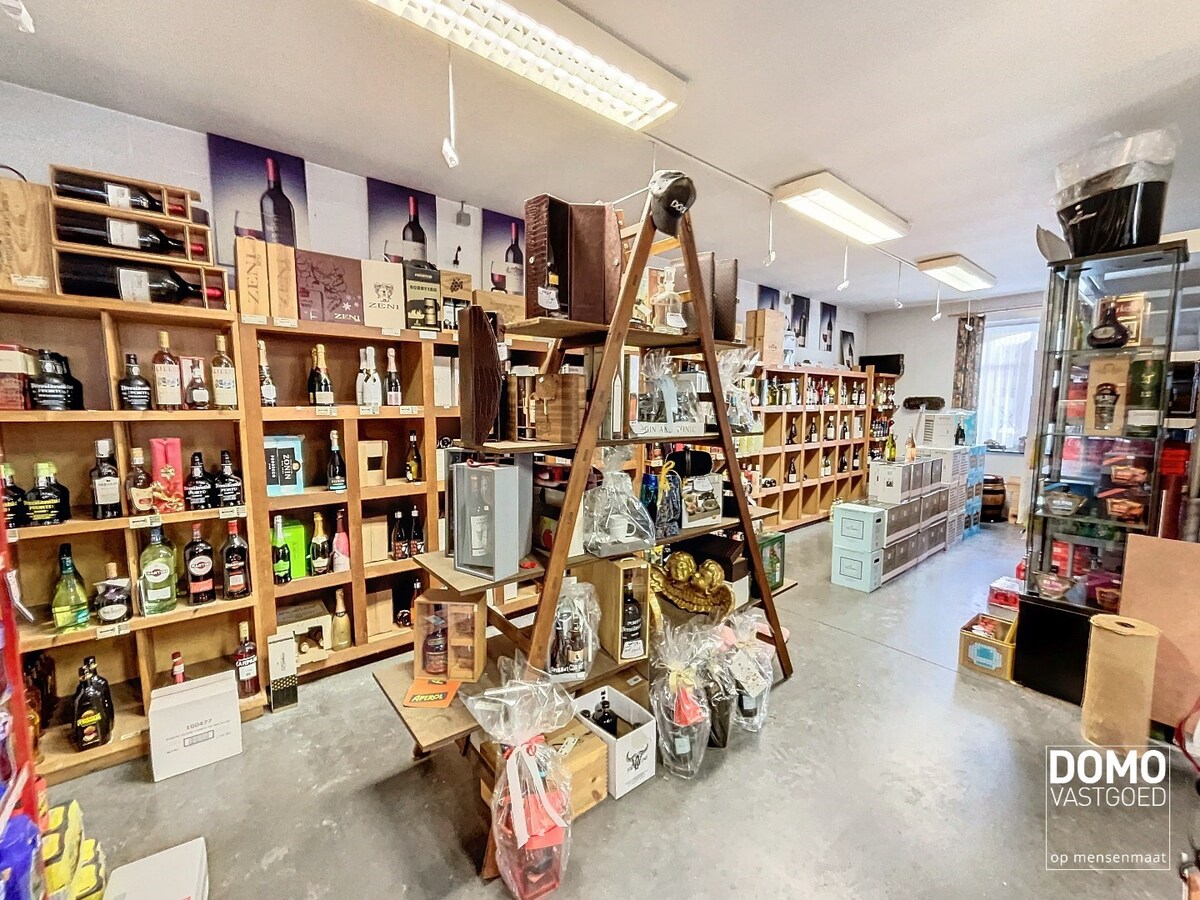 UNIEK pand met tal van mogelijkheden, gunstig gelegen te Kermt. 