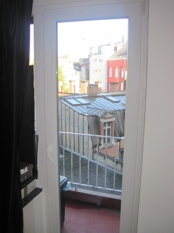 Lichtrijk, ruim 2-slp-appartement aan St-Anna-plein. 