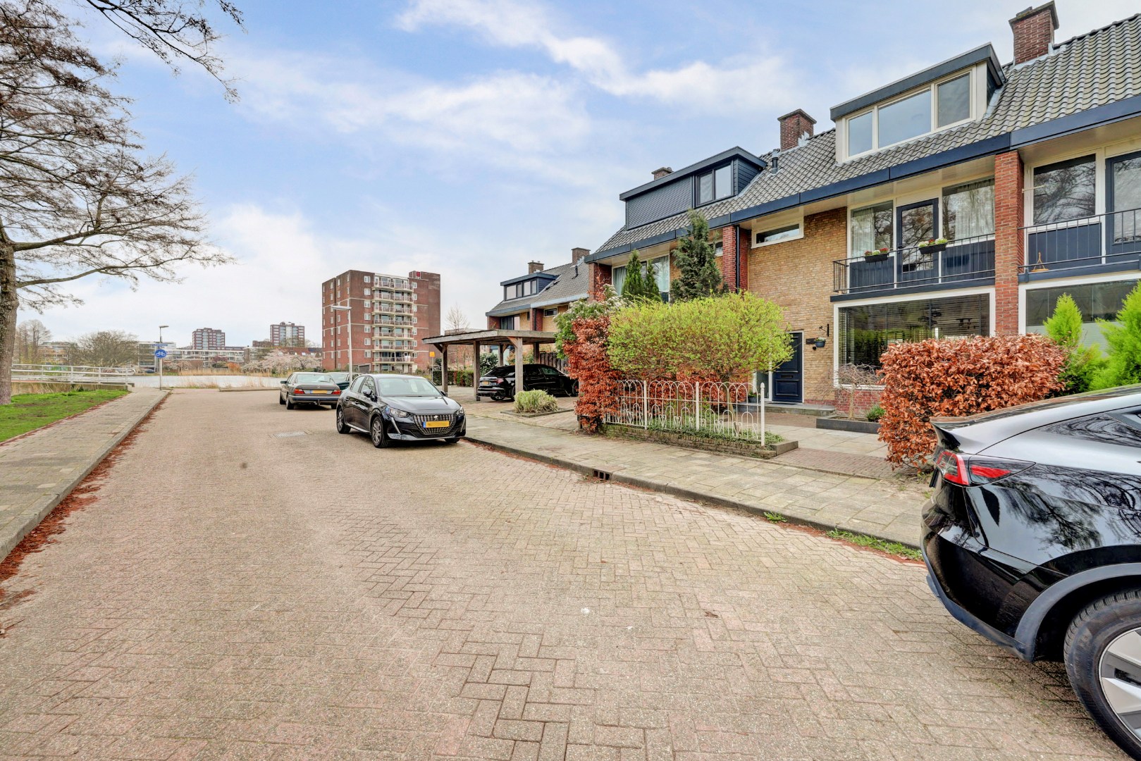 Energiezuinig (A++) en instapklaar 6-kamer gezinswoning met luxe keuken, vijf slaapkamers en zonnige tuin op het zuidoosten 