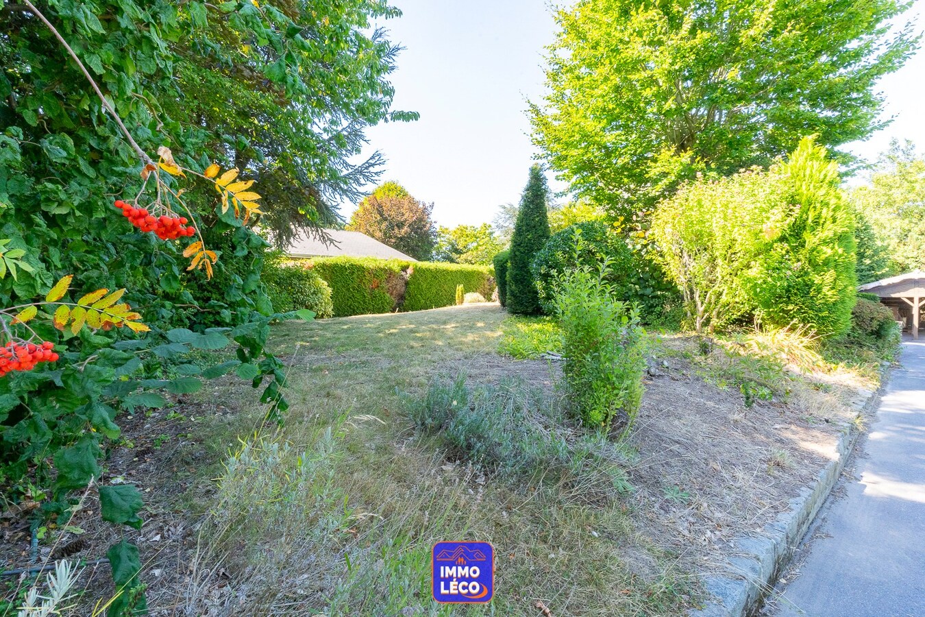 Villa "Plain-pied" érigée sur 1311m², double garage, carport, jardin, TOP SECTEUR !! 