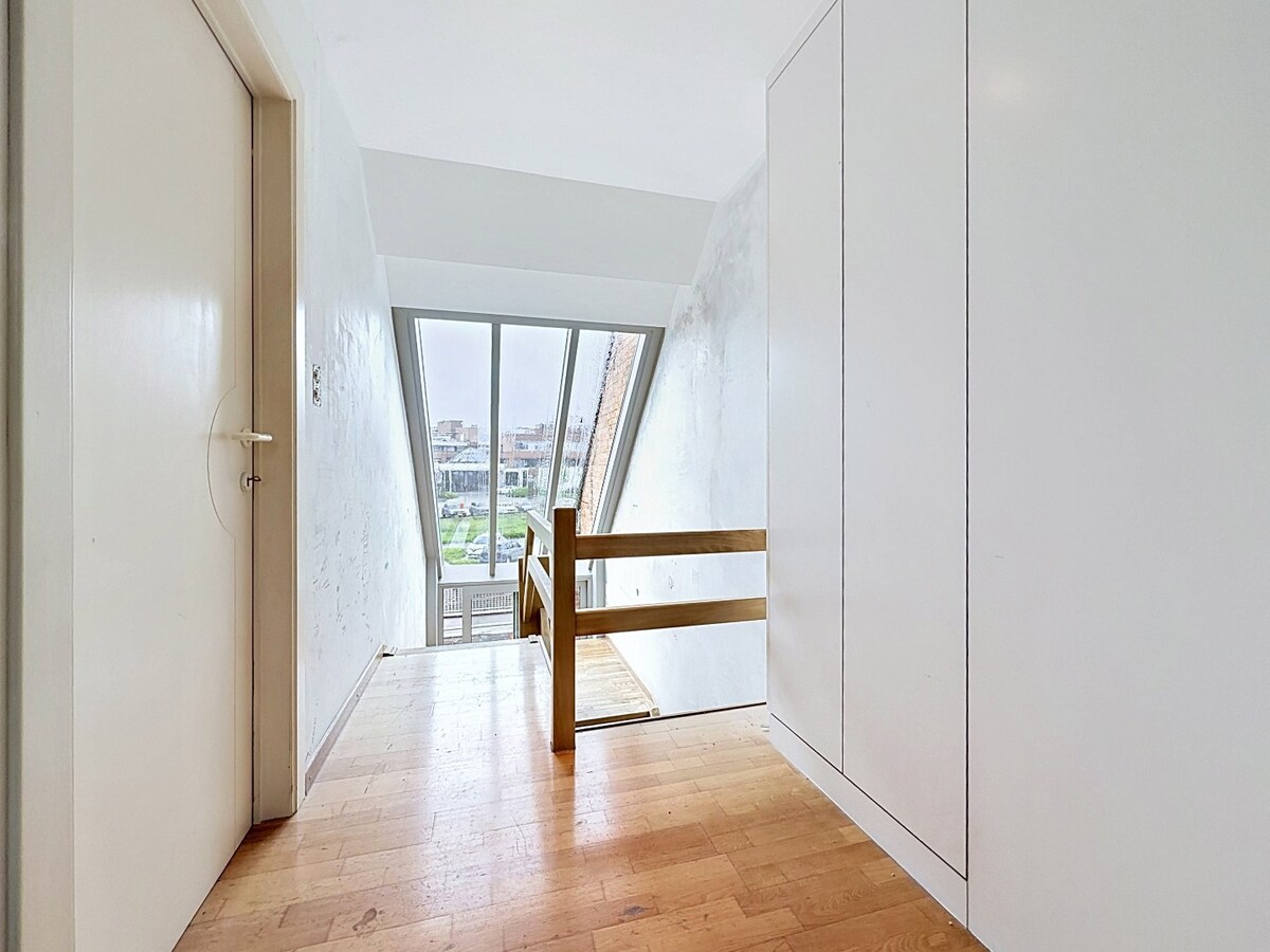 Karaktervolle woning met garage en grote tuin te centrum Zottegem 