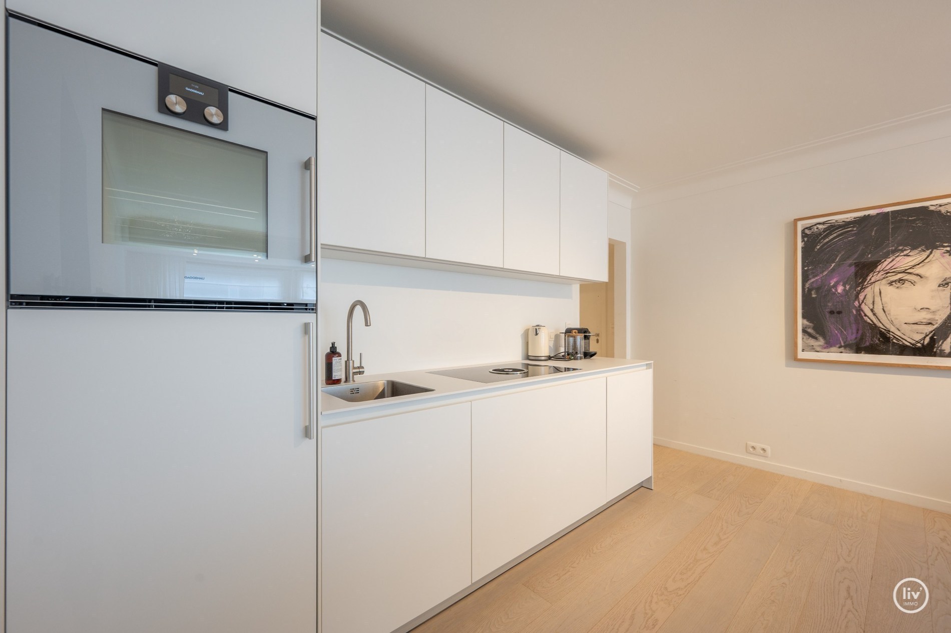 Mooi gerenoveerd appartement met 3 slaapkamers gelegen vlakbij de Kustlaan te Knokke. 