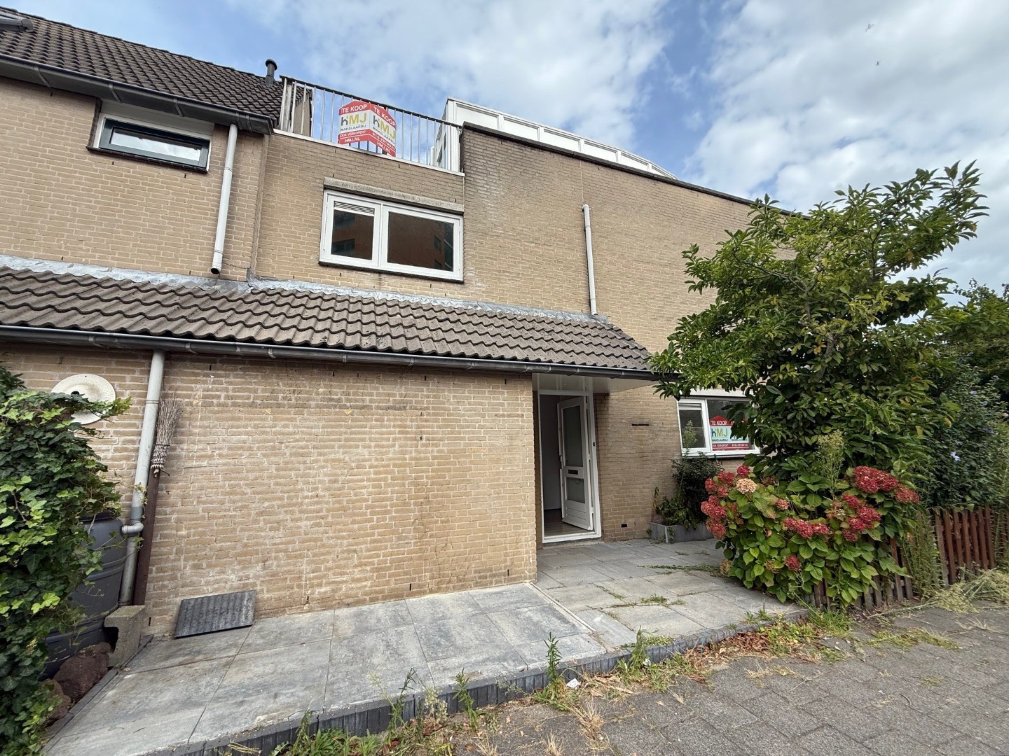 Royale hoek-eengezinswoning met 155 m² wooncomfort en 5 kamers, riante tuin en dakterras. 