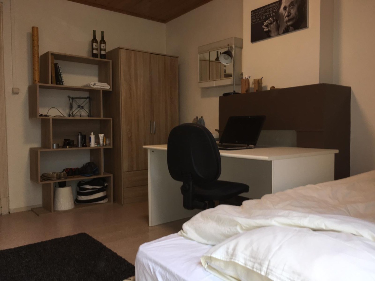 Degelijke rijwoning in de gekende Papegaaistraat. 