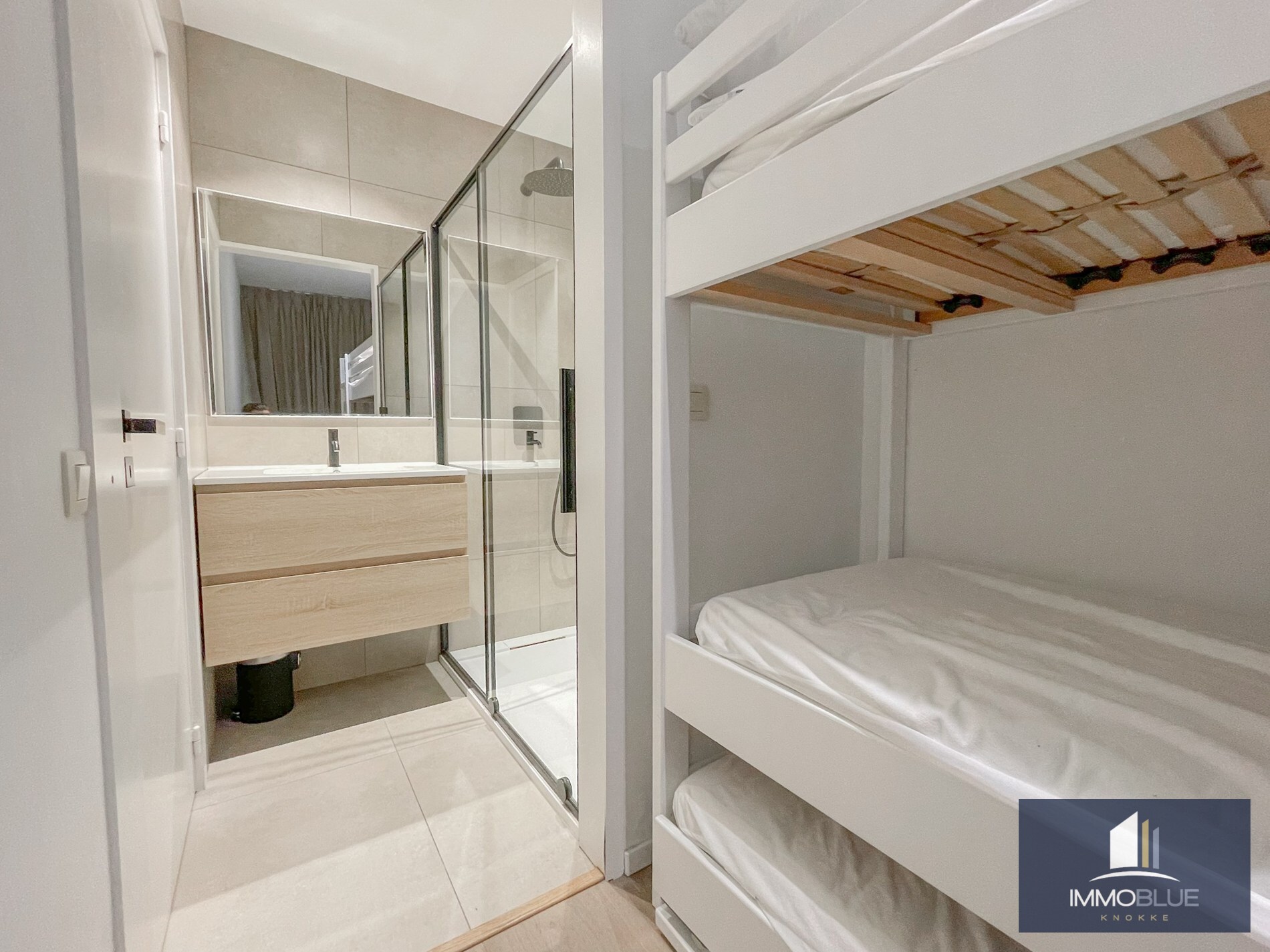 Appartement entièrement rénové, situé à deux pas de la mer. 