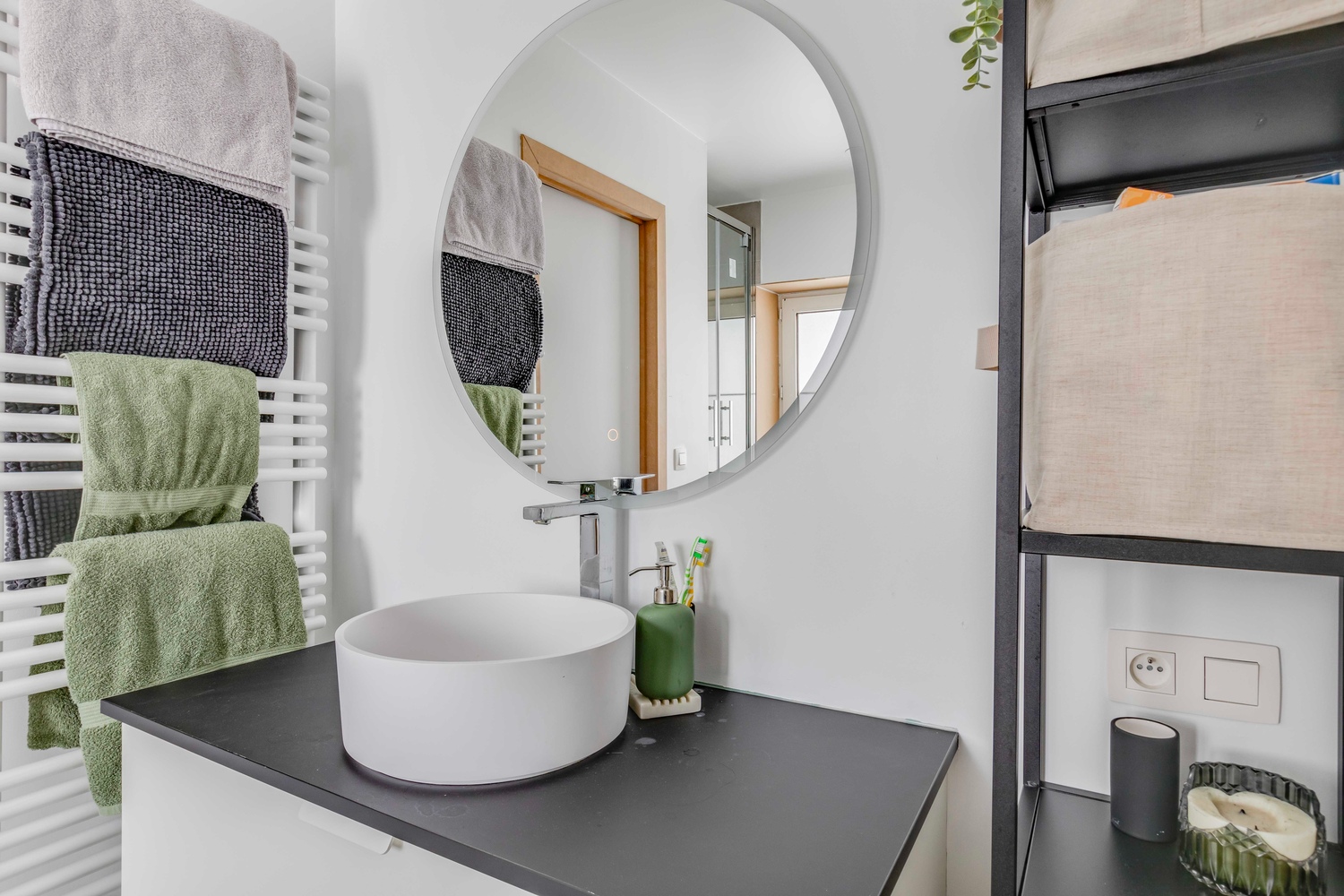 Uniek lichtrijk gerenoveerd appartement te koop in Sint-Amandsberg 