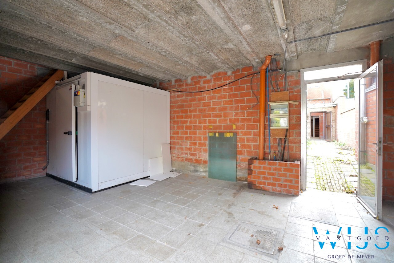 Karaktervolle te renoveren woning op topligging in Assenede! 