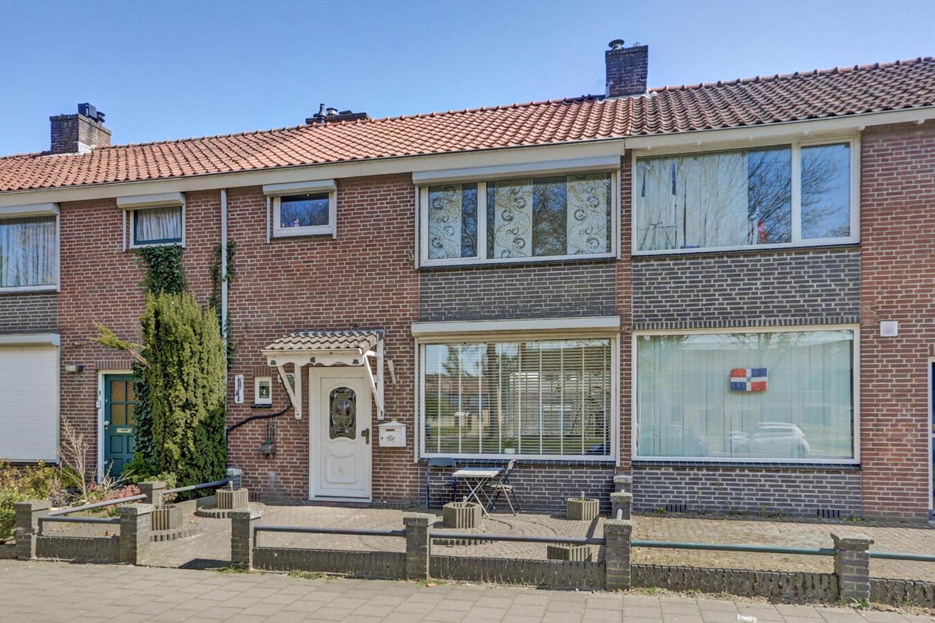 Tussenwoning met 4 slaapkamers en ruime garage van 6 x 5 m! 