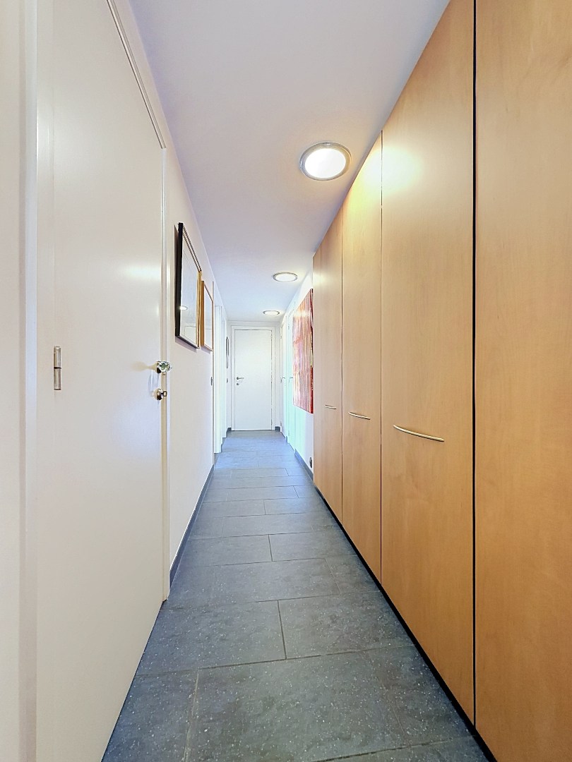 Appartement prêt à emménager exceptionnellement bien situé avec une vue magnifique sur le port de plaisance. 