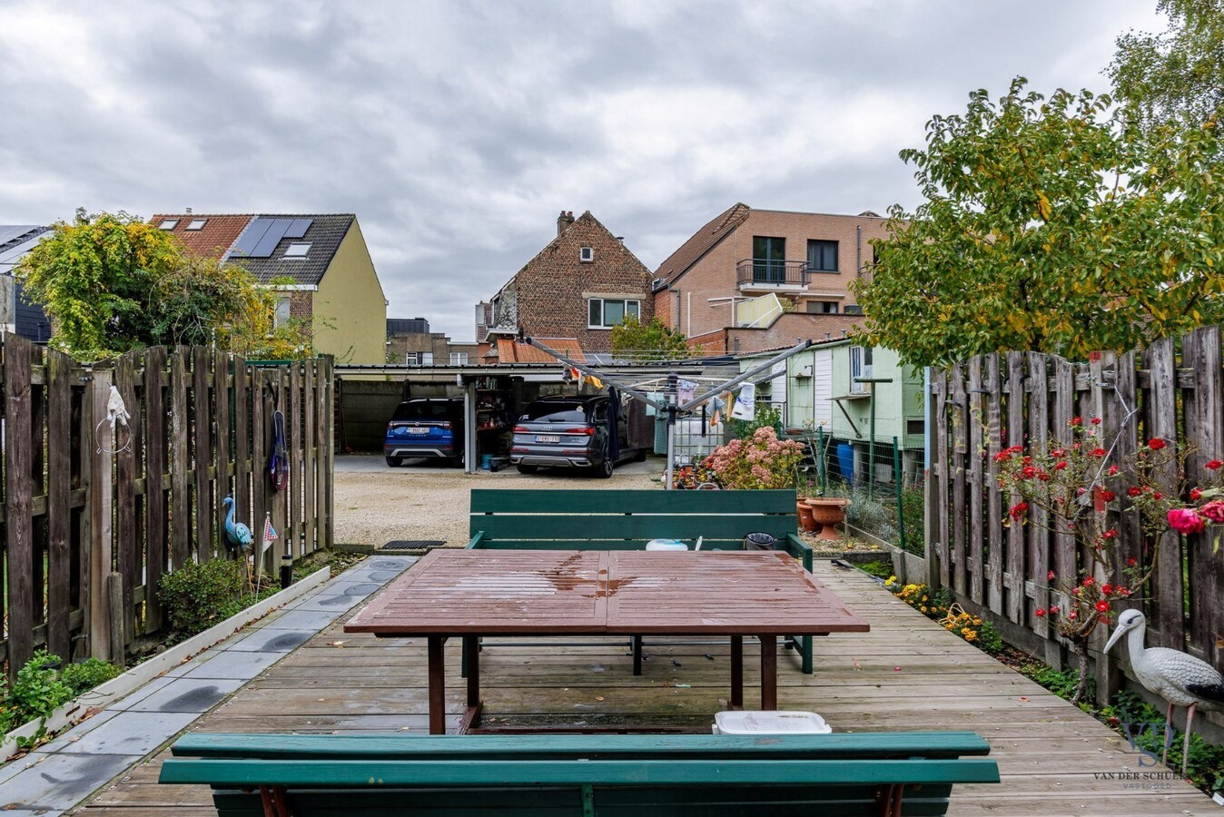 Woning met tuin én 2 staanplaatsen én car-port. 
