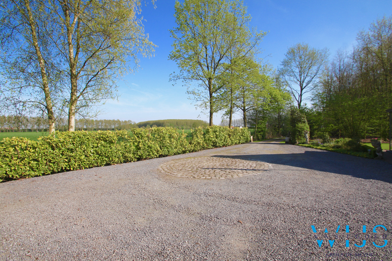 Fenomenaal gelegen Hoeve met bijgebouwen te Assenede ! 