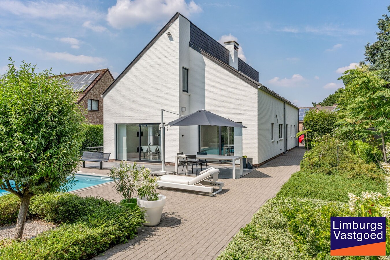 Moderne architectenwoning met mooie tuin en zwembad, 5 slaapkamers in Hasselt, OB op 8a12ca in doodlopende straat 