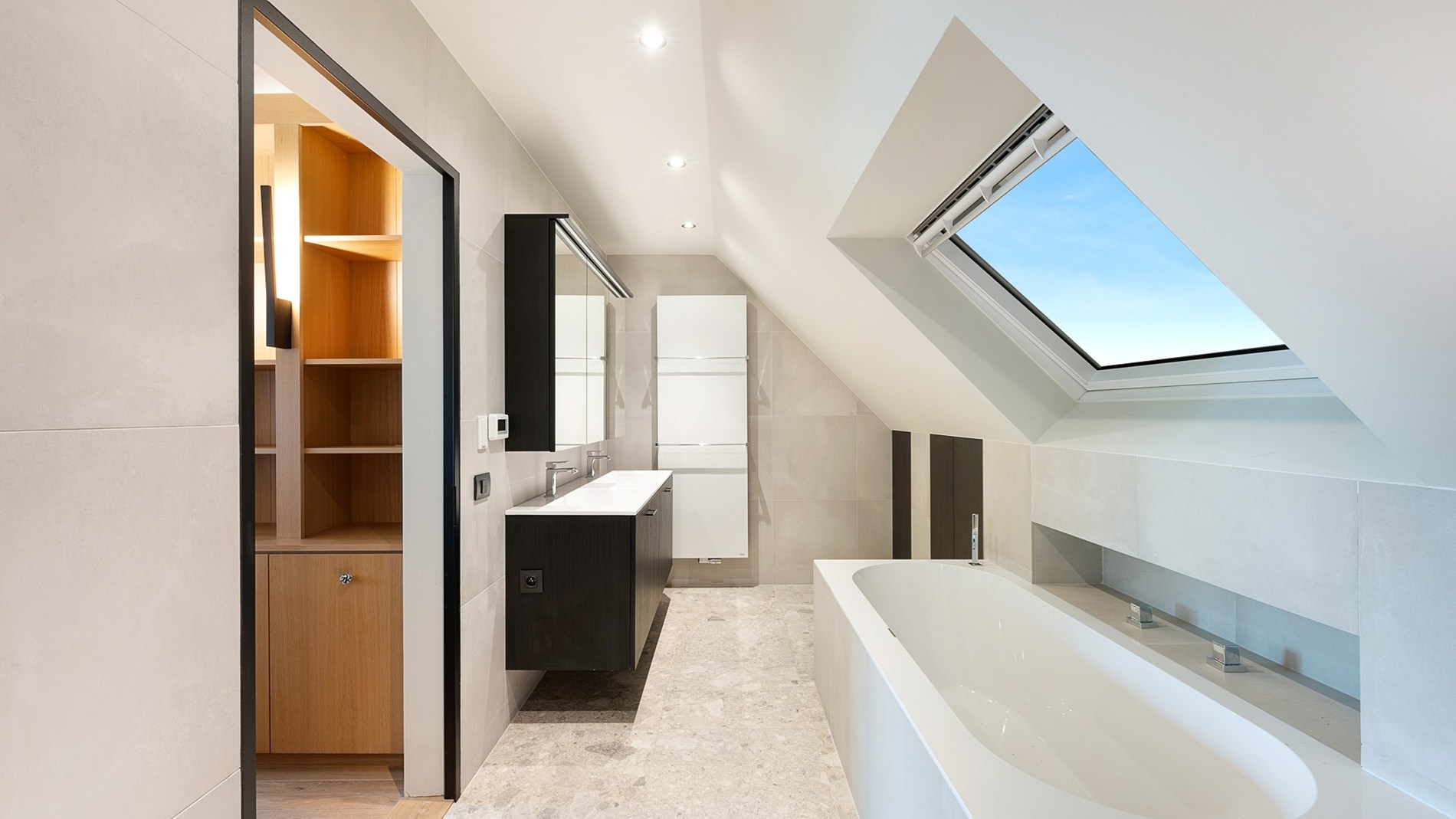 Schitterende villa met zwembad gelegen in residentiële wijk te Knokke. 