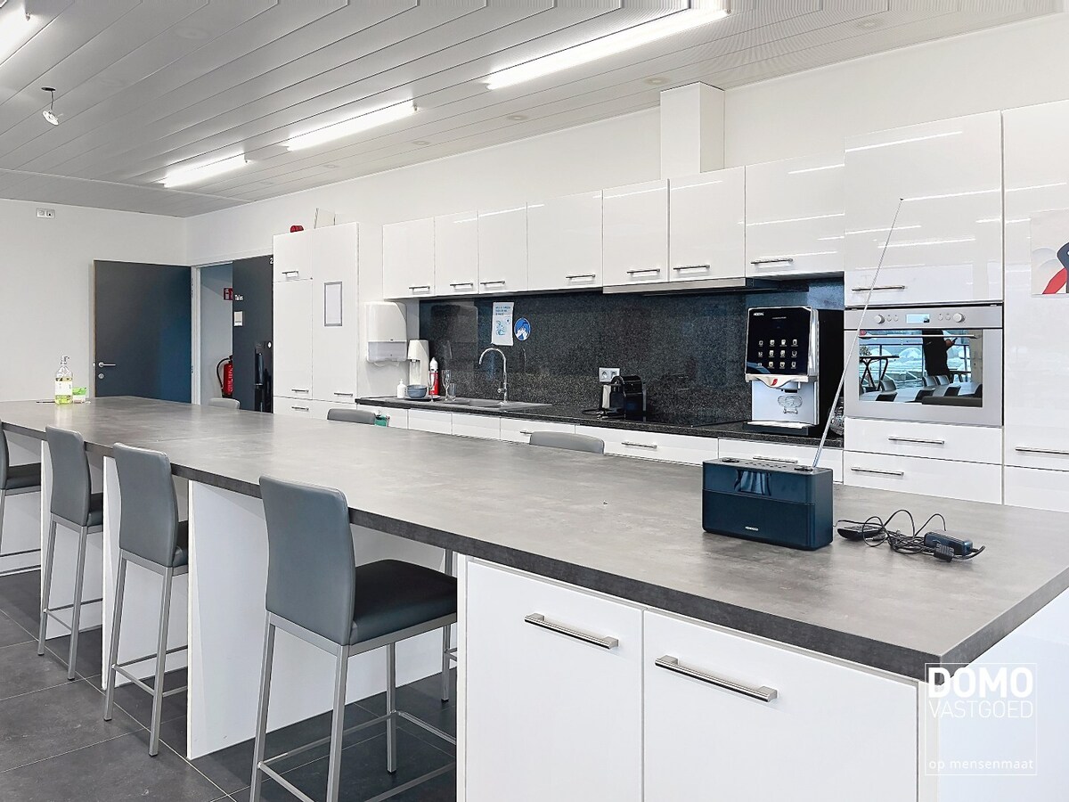 INNOVATIEVE RUIMTE MET LABO, LOGISTIEKE VOORZIENINGEN EN RESEARCH &amp; DEVELOPMENT IN EEN ECO-BEDRIJFSGEBOUW TE PAAL 