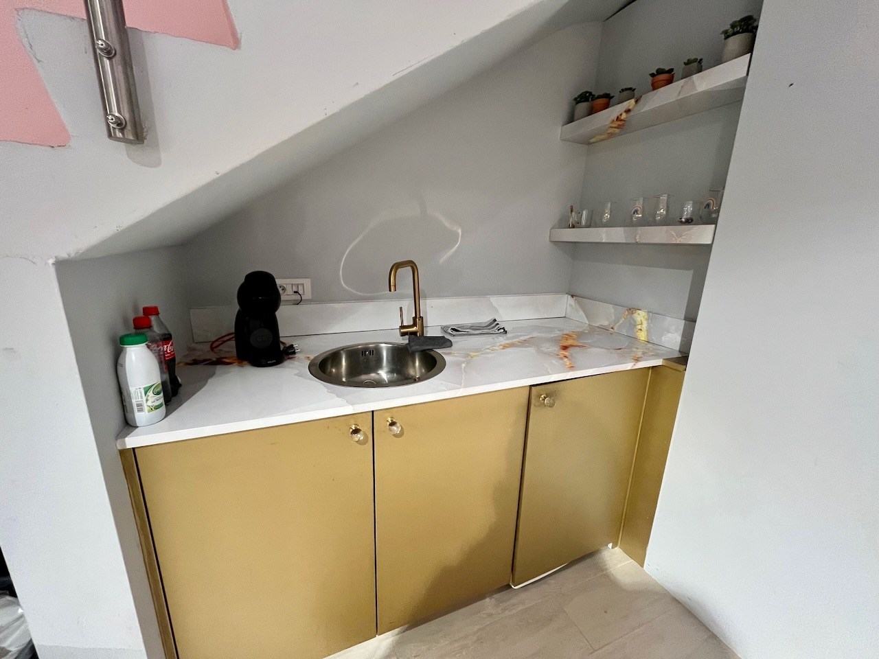 Recent handelspand met mezzanine, gelegen op een commerciële plaats in de Lippenslaan te Knokke. 