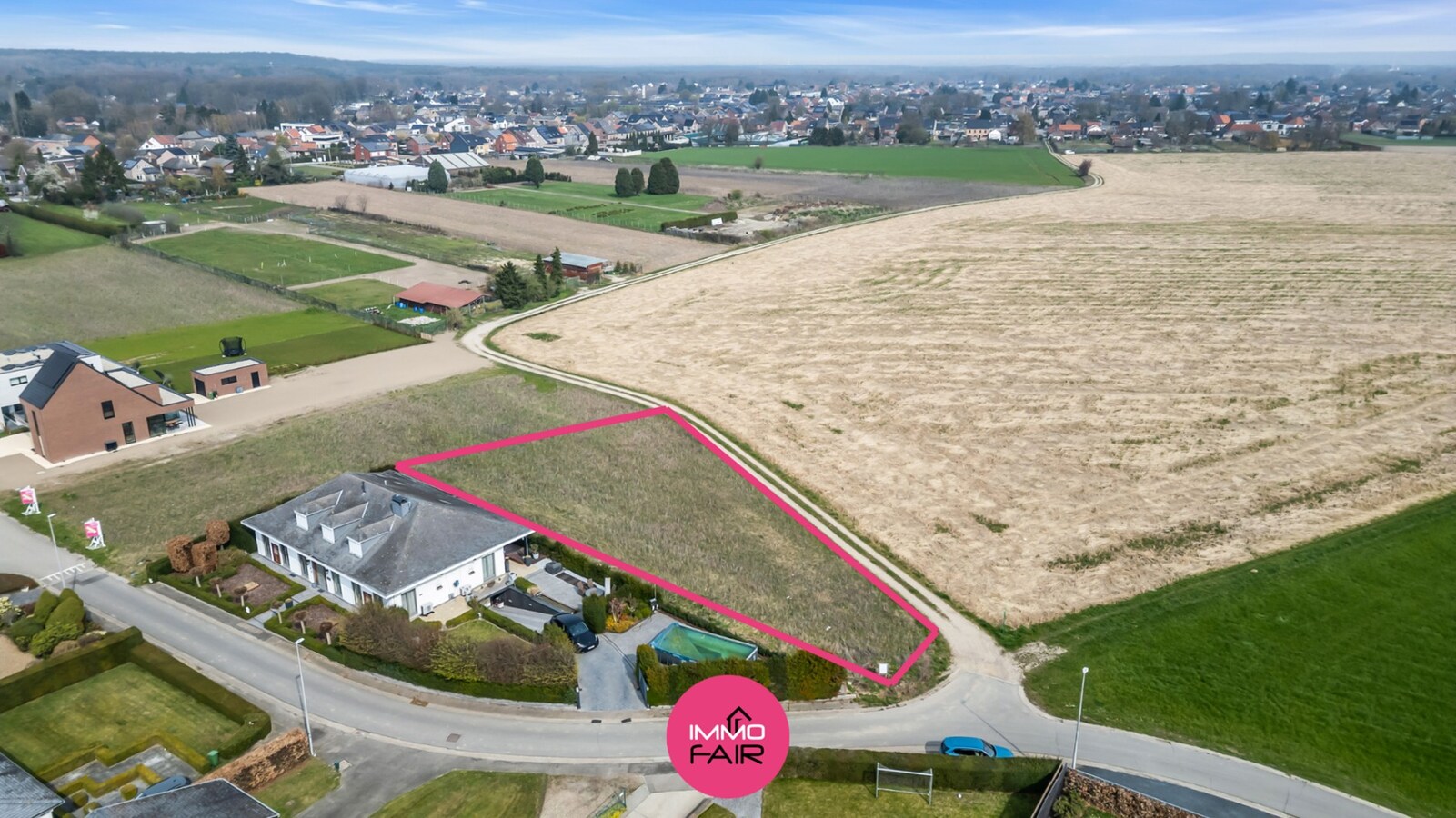 Open bebouwing met panoramisch zicht midden in de velden 