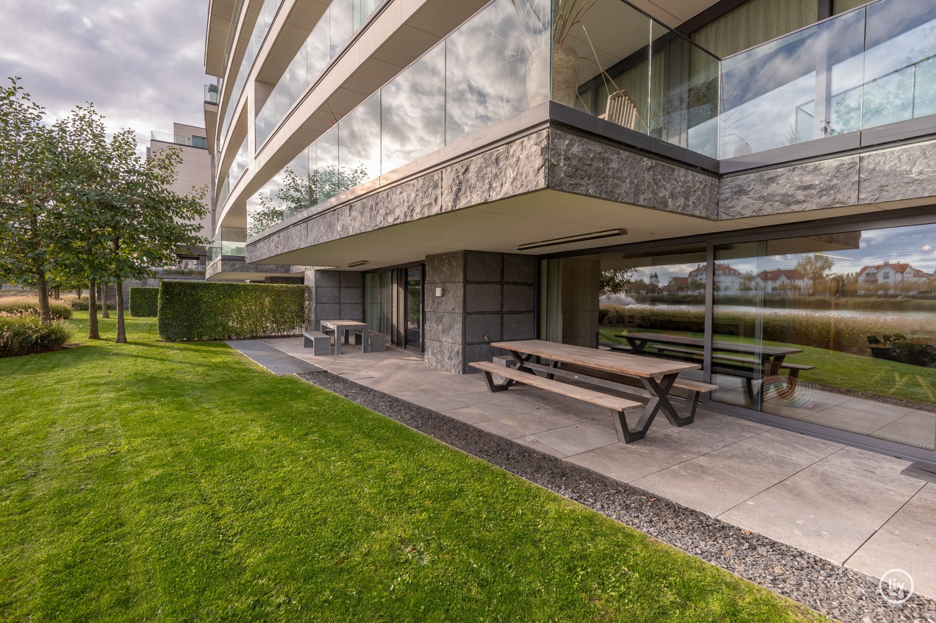 Breed en luxueus afgewerkt tuinappartement met wijde zichten op het meer. 