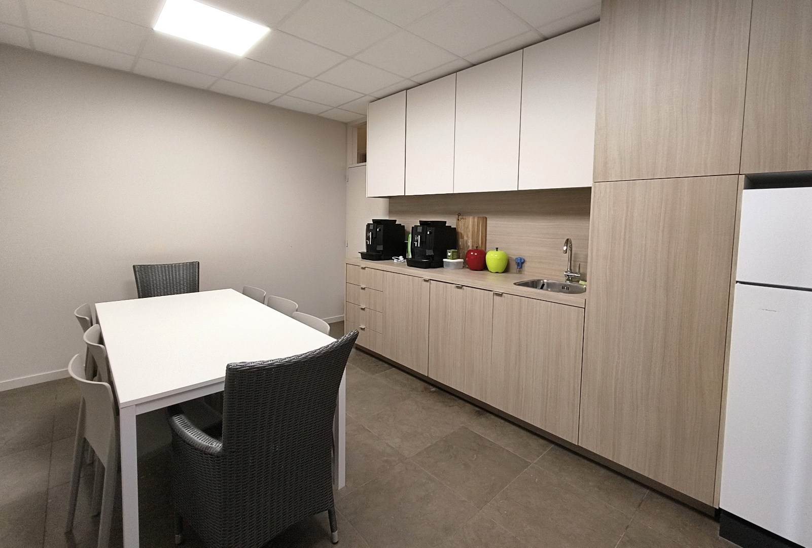 Modern en instapklaar kantoor (264 m²) in het centrum van Borgloon – inclusief 9 parkeerplaatsen 