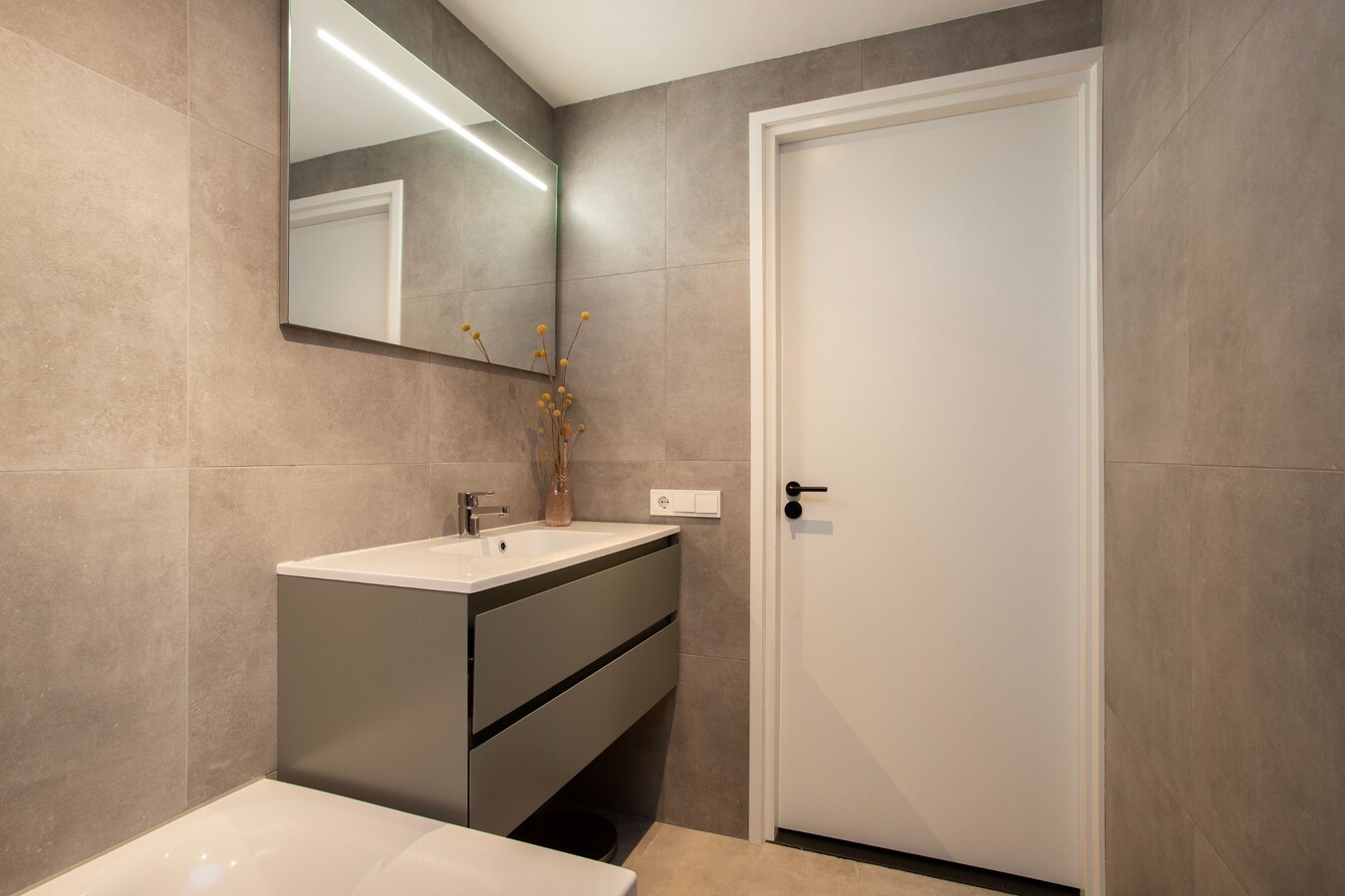 Zeer ruim halfvrijstaand woonhuis met aanpandige garage/berging en hobbyruimte/mantelzorgwoning. 