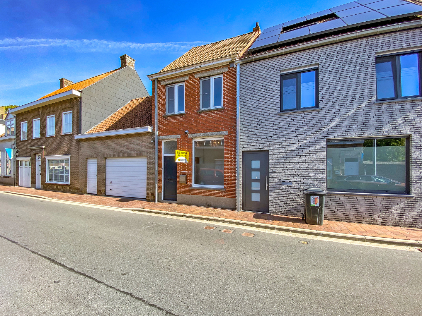 Instapklare rijwoning op 302m² te Roesbrugge. 