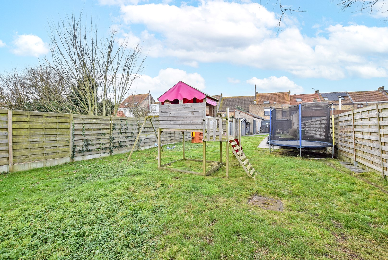 Ruime gezinswoning met garage te Pervijze op 518 m² met prachtige verzichten. 