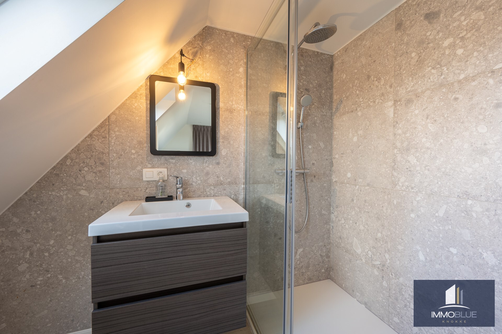 Charmante hoeve met volledig ingericht atelier gelegen op een perceel van ongeveer 5.500 m². 