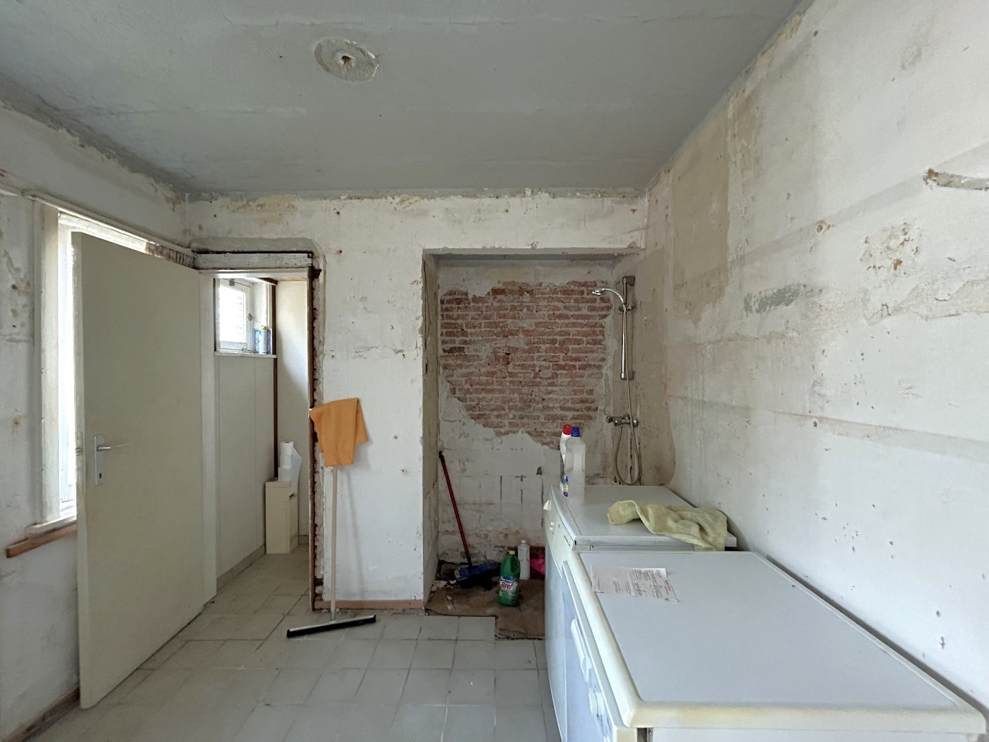 Te renoveren woning met loods/werkplaats in Geel 