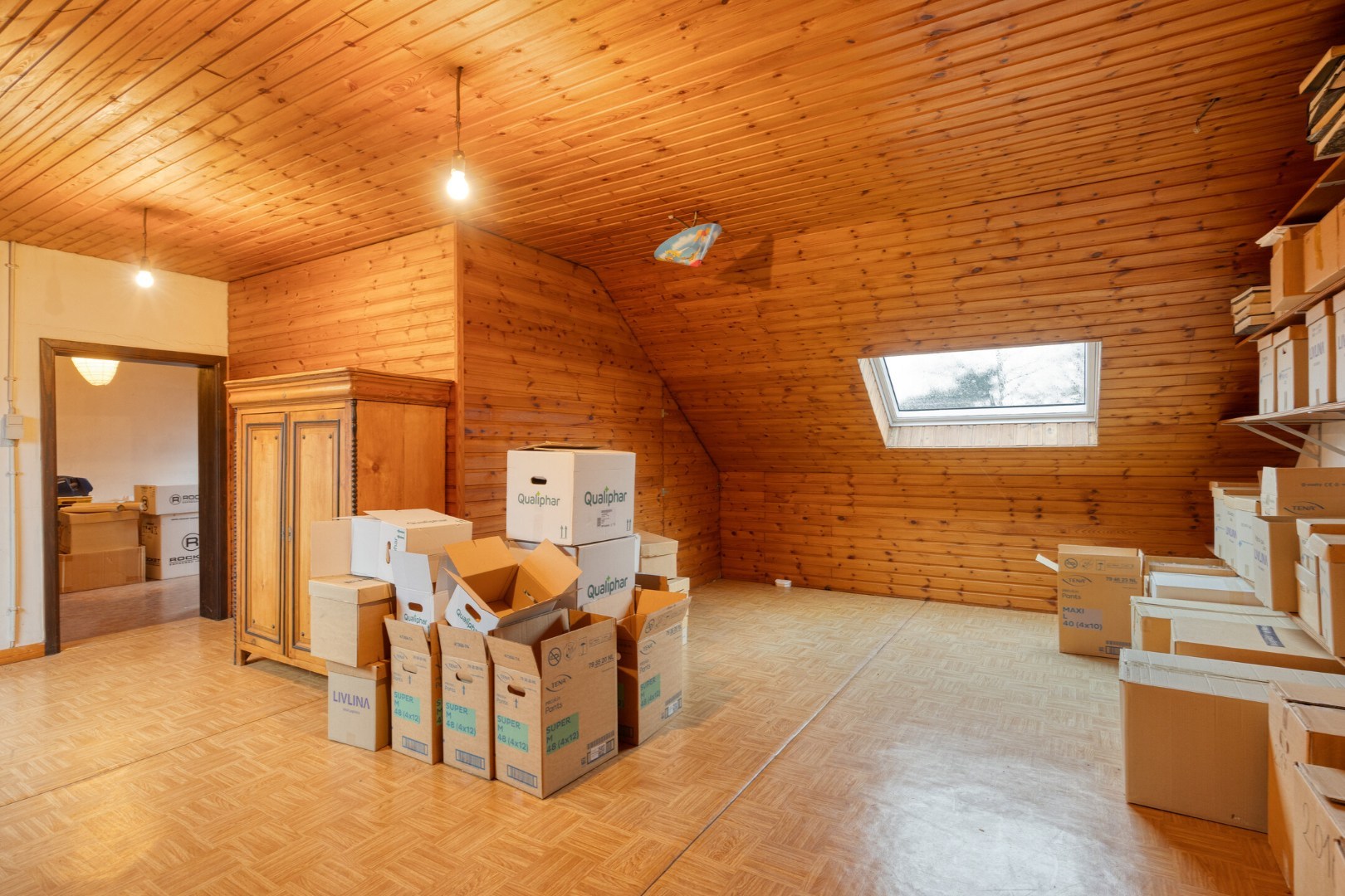 Handelswoning met 3 slpk. en privéparking in het centrum van Balen 