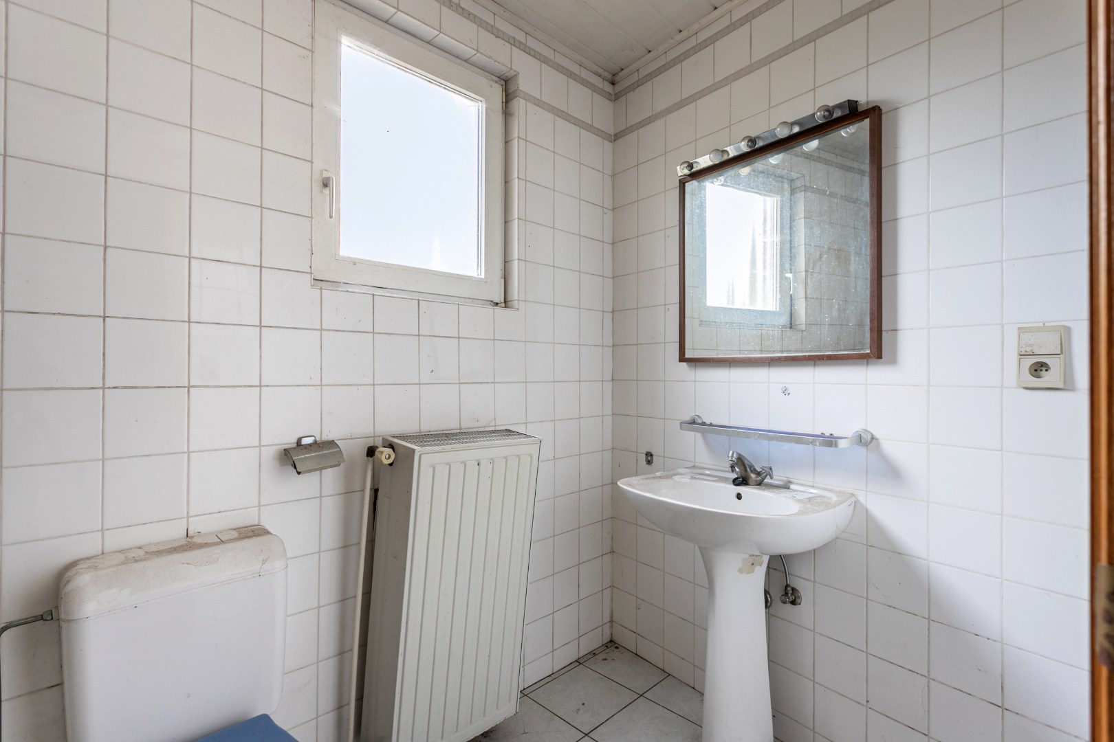 Kraktervolle woning met veel potentieel, 2 autostaanplaatsen en tuin te Dworp 