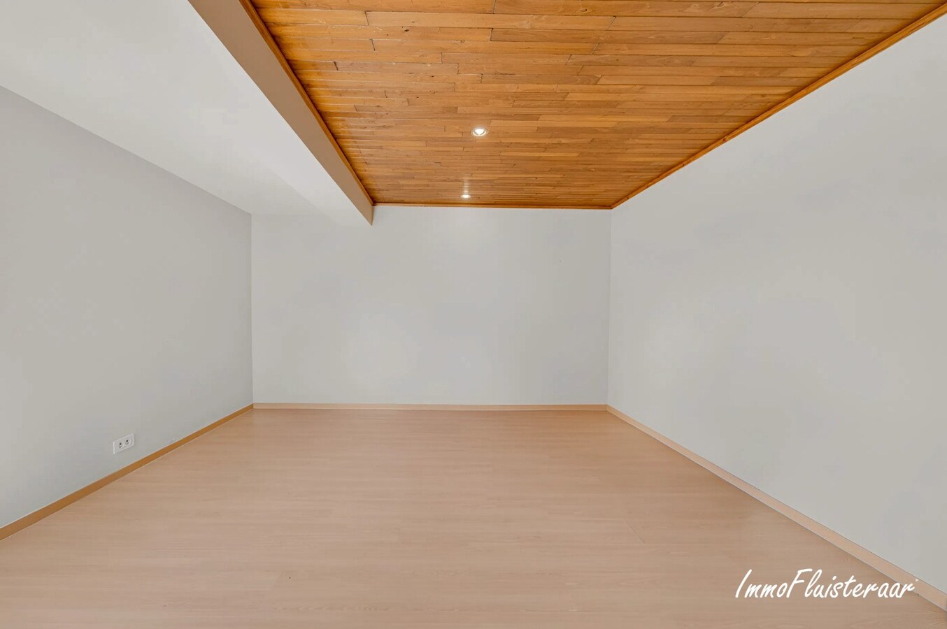 Unieke hippische accommodatie met 5 appartementen/studio’s op ruim 2,5 ha te Amougies (Henegouwen) 