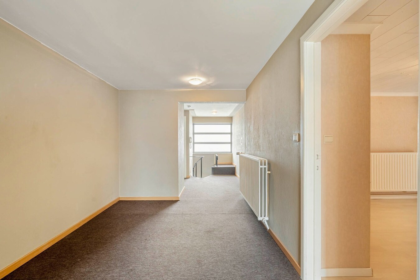 Comfortabel, zeer ruim appartement met 4 slaapkamers, terras en garage in het centrum van Neeroeteren! 