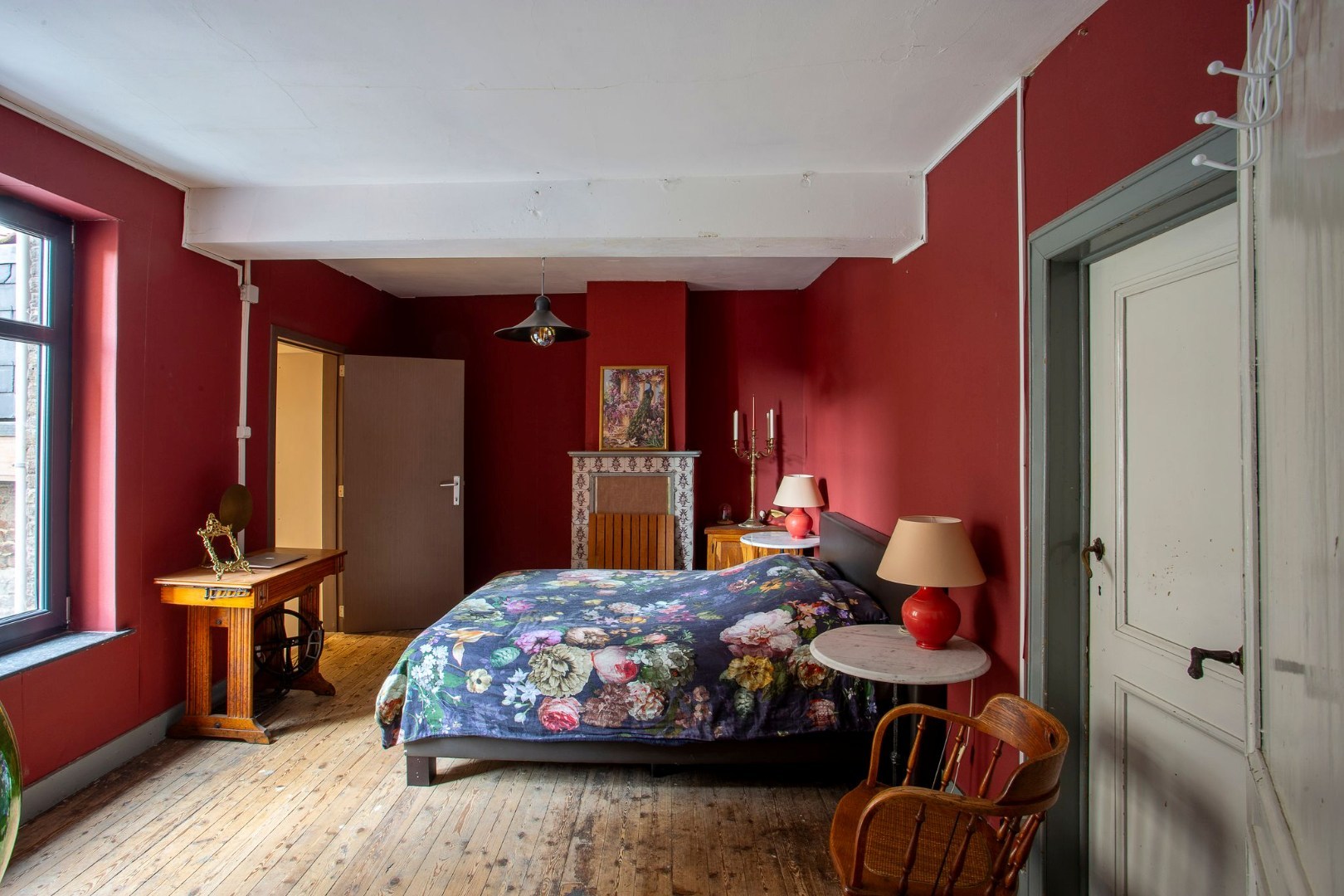 slaapkamer met houten vloer 