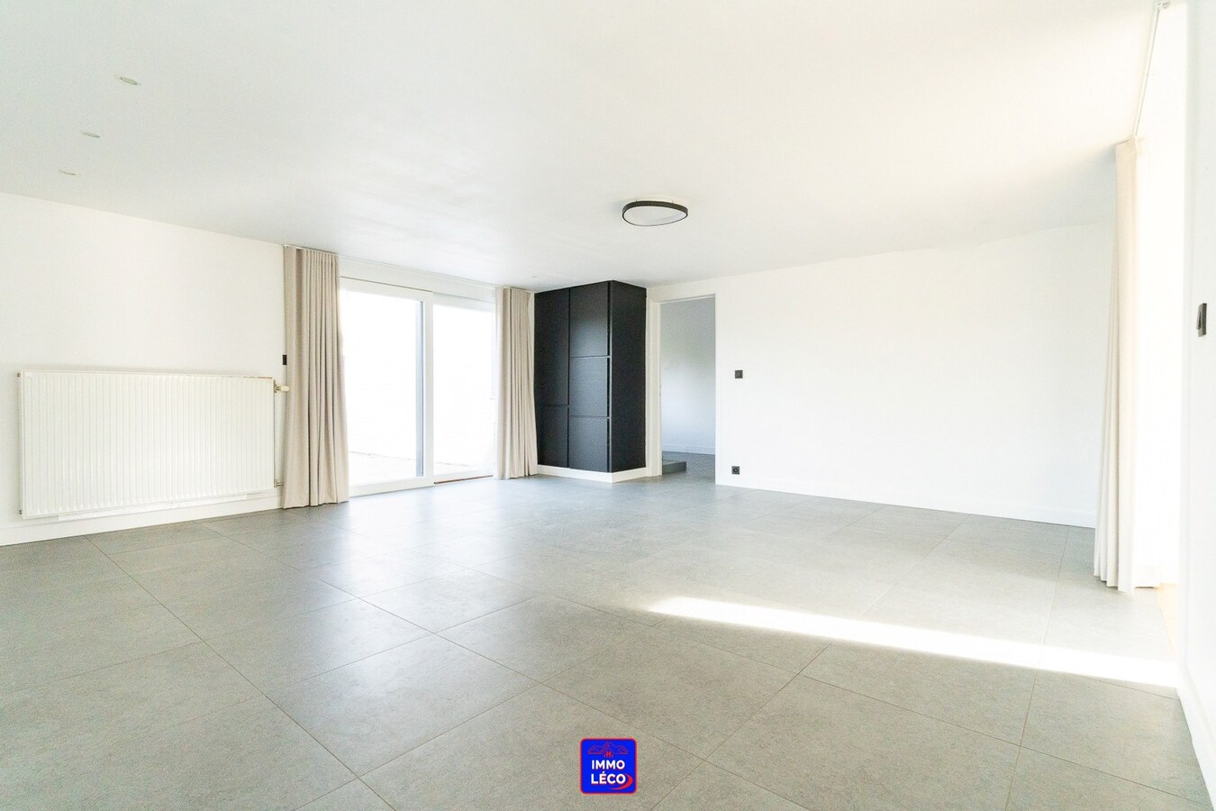 Villa "Semi Plain-Pied" érigée sur 1600m², grand parking, garage, jardin, COUP DE COEUR ! 