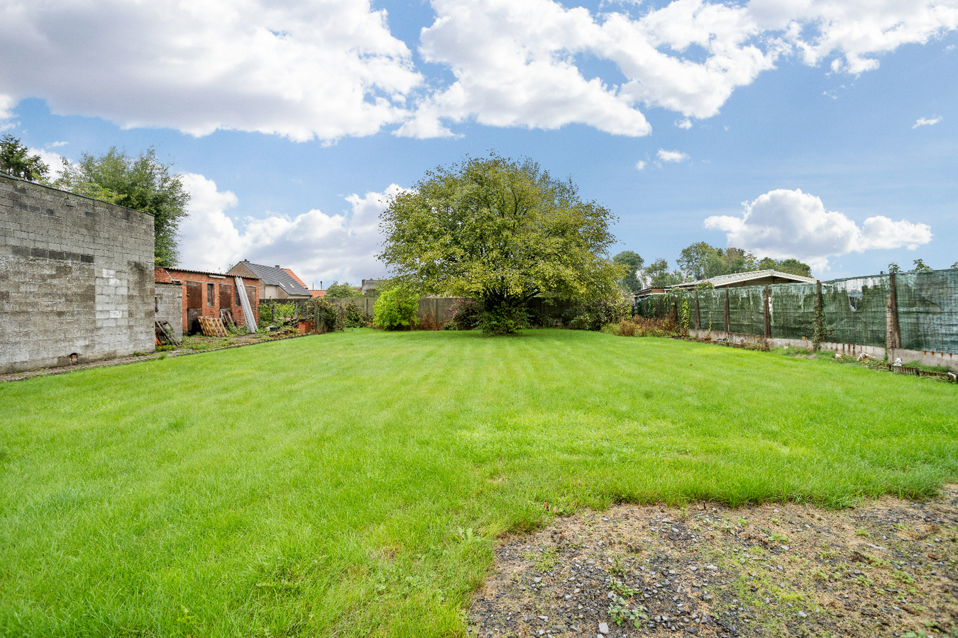 Alleenstaande woning met loods in Jonkershove. 