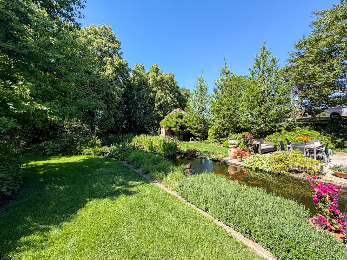 Ruime villa met prachtige tuin en hoogwaardige afwerking, perceel van 1891 m², rustig gelegen te Torhout 