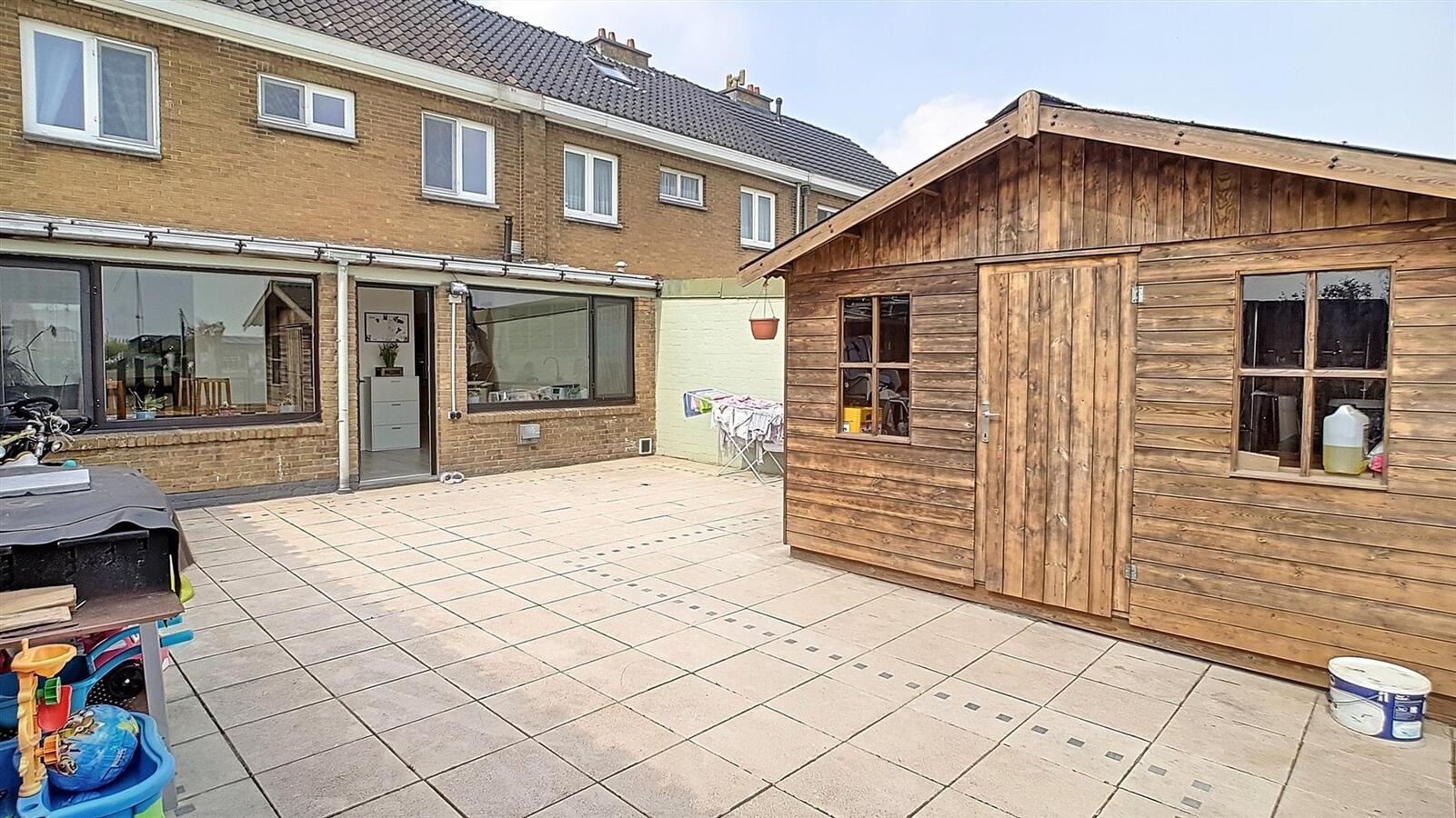 Gezinswoning met drie slaapkamers, terras en uitweg achteraan - Zwankendamme 