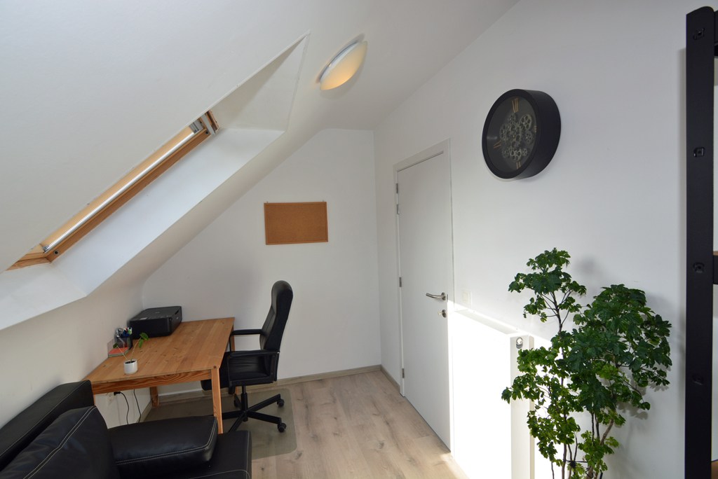 Energiezuinig duplex-appartement met 2 slpk, terras en carport met berging. 