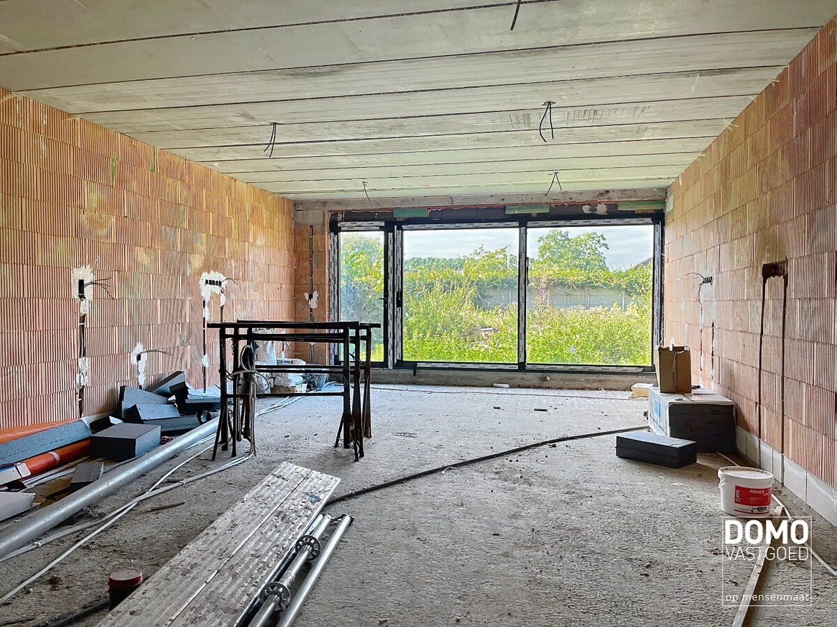 MODERNE NIEUWBOUWWONING IN AANBOUW TE KURINGEN 