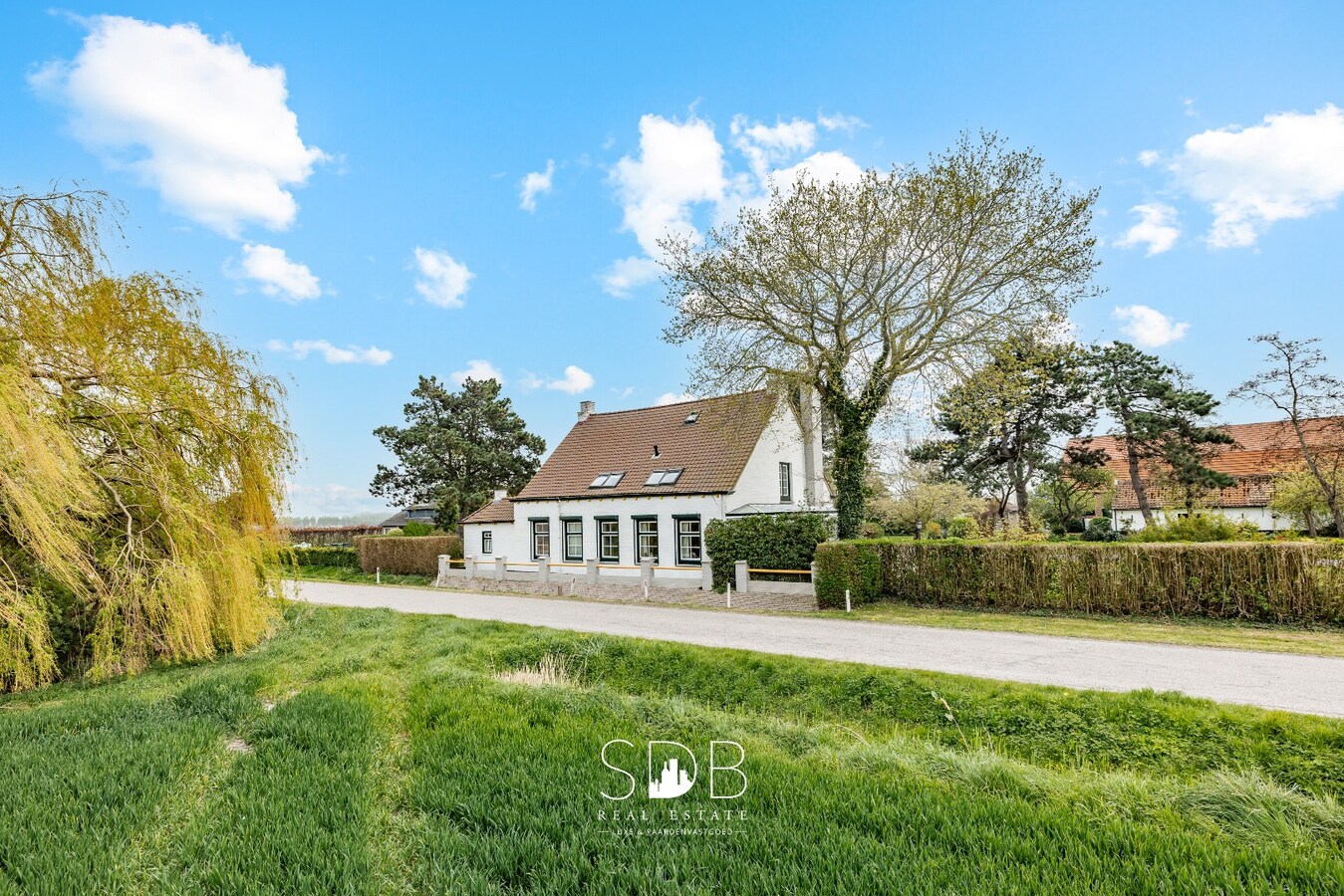 Landelijke woning met authentiek gastenhuis, stalgebouw, graslanden en buitenpiste op 20.285m² 