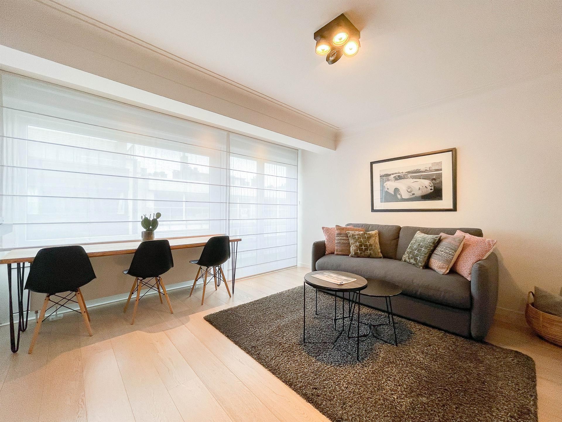 Gerenoveerde designstudio met slaaphoek centraal gelegen op de Kustlaan 