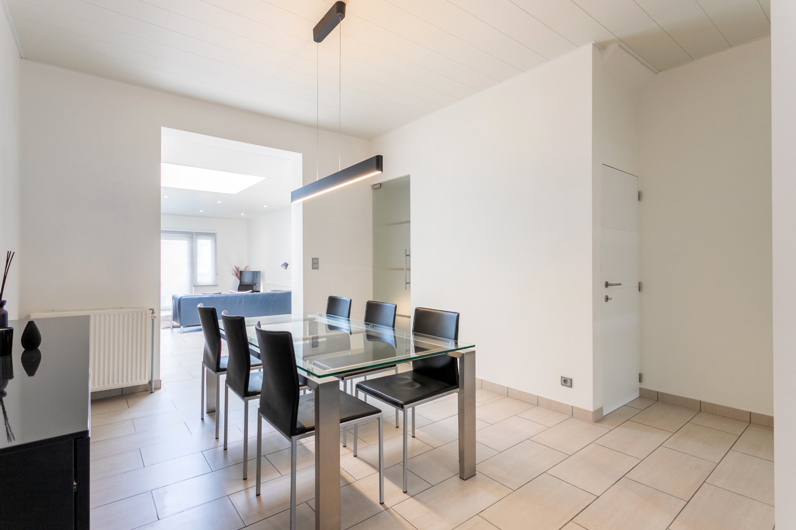 Deels gerenoveerde woning met tuin en garage op gunstige ligging te Halle 