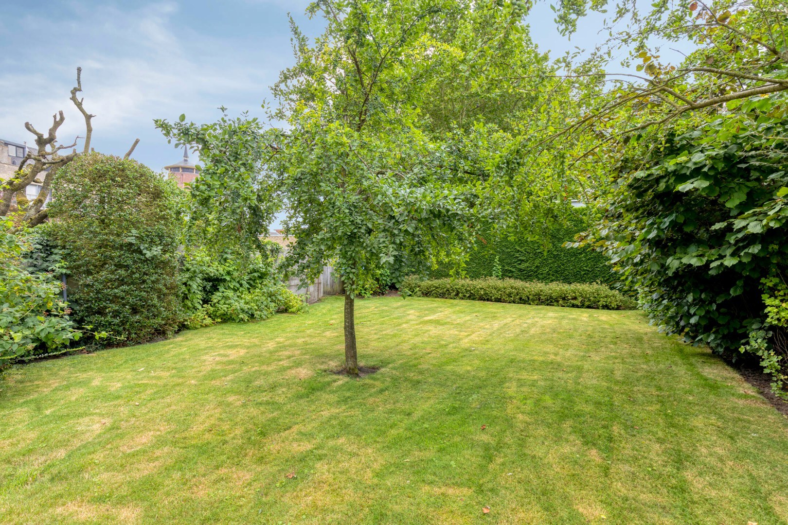 Statige woning met prachtige tuin op een unieke ligging in Geel-centrum 