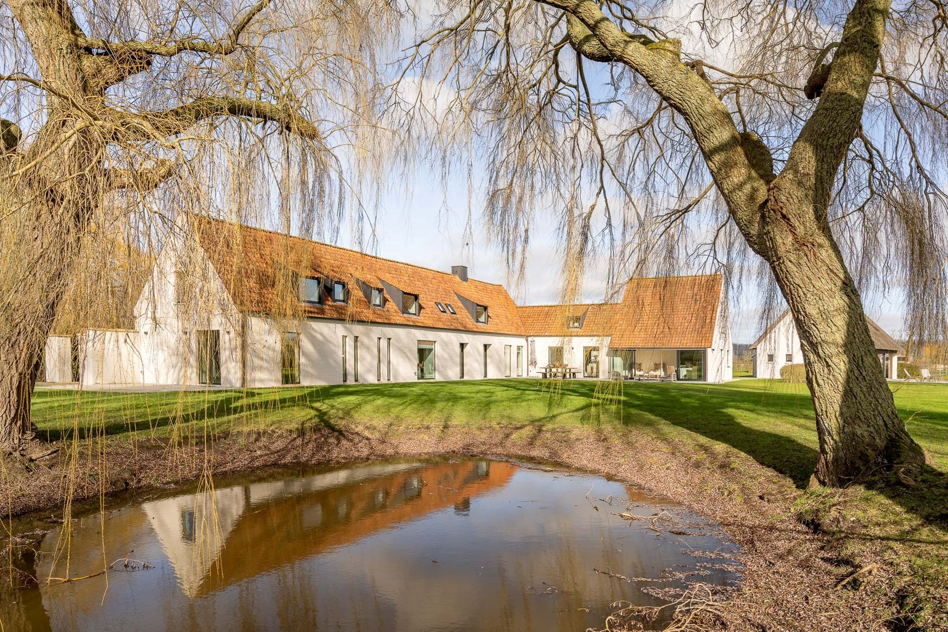 OPENDEURDAG Zaterdag 02/05 - 10u30 - 12u30 (Pereboomstraat 1 te Damme) : Uitzonderlijk gerenoveerde Hoeve met bijhuis op een domein van 1,5 hectare 