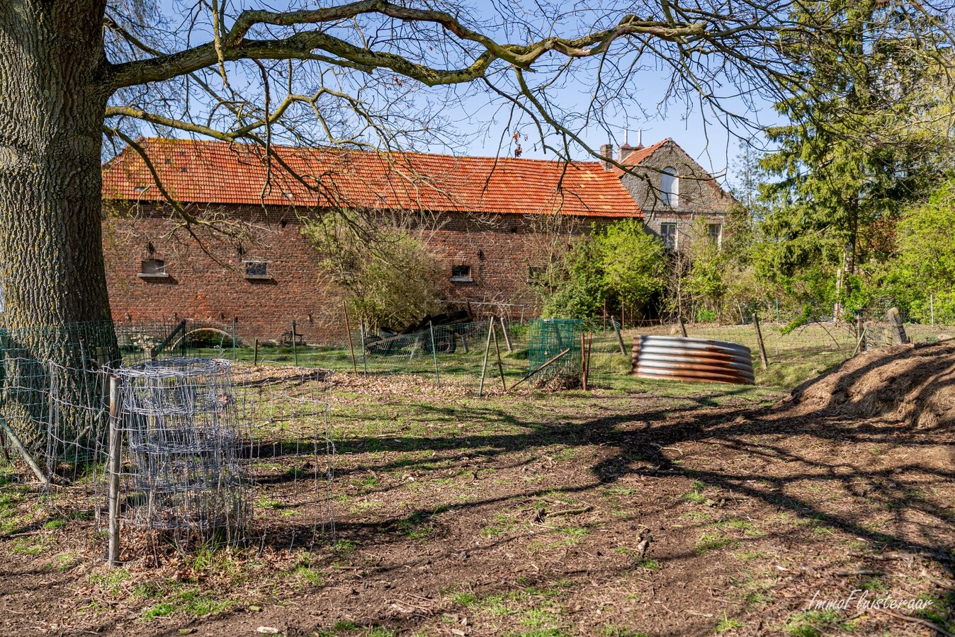 Te renoveren vierkantshoeve op een ruim perceel van ca. 2,6ha te Kortenaken 