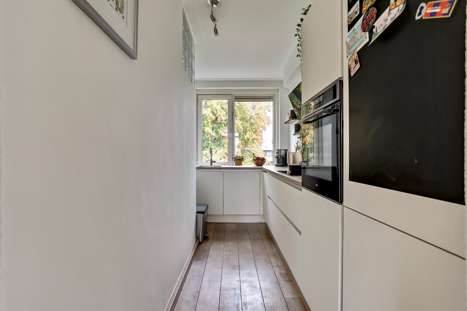 Instapklaar 3 (voorheen 4) kamer appartement op de vierde verdieping met moderne keuken en badkamer, balkon op het zuiden en berging in de onderbouw. 