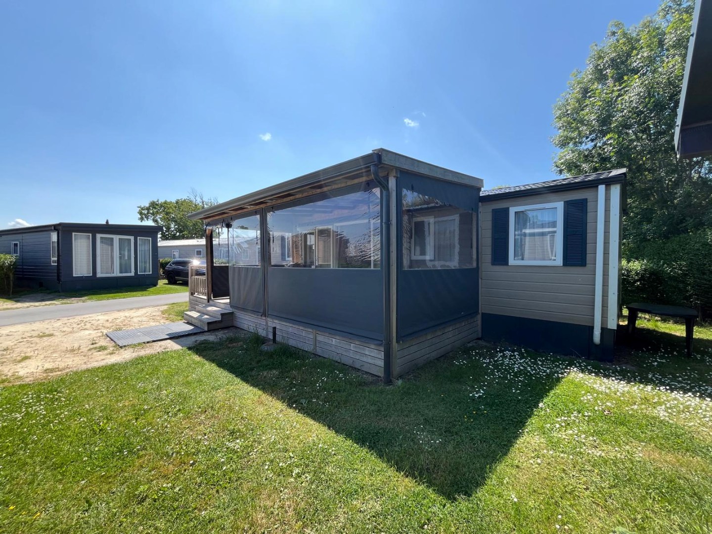 T.A. Makelaardij biedt aan – Chalet JD12-: Op een schitterende locatie in een goed verzorgd recreatiepark aan de kust van Walcheren bieden wij dit leuke chalet aan. 