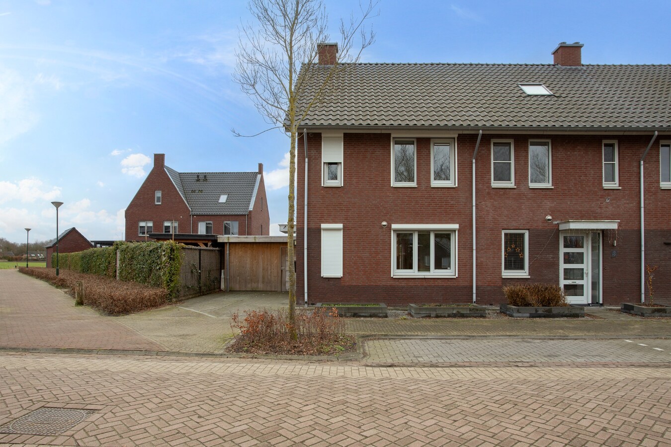 Moderne hoekwoning uit 2016 gelegen in een jonge en kindvriendelijke woonwijk in Lage Mierde. 