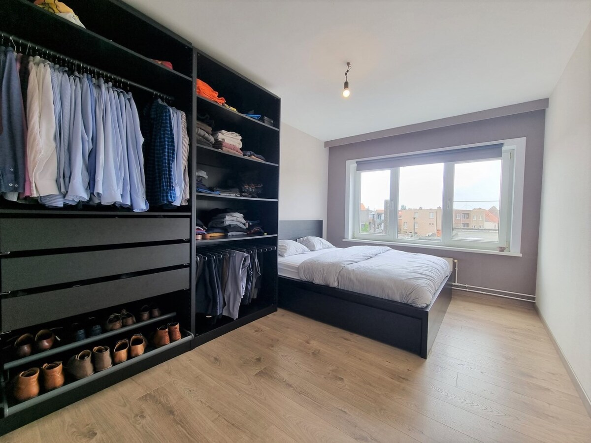 Leuk, centraal gelegen, volledig gerenoveerd appartement te Heist 