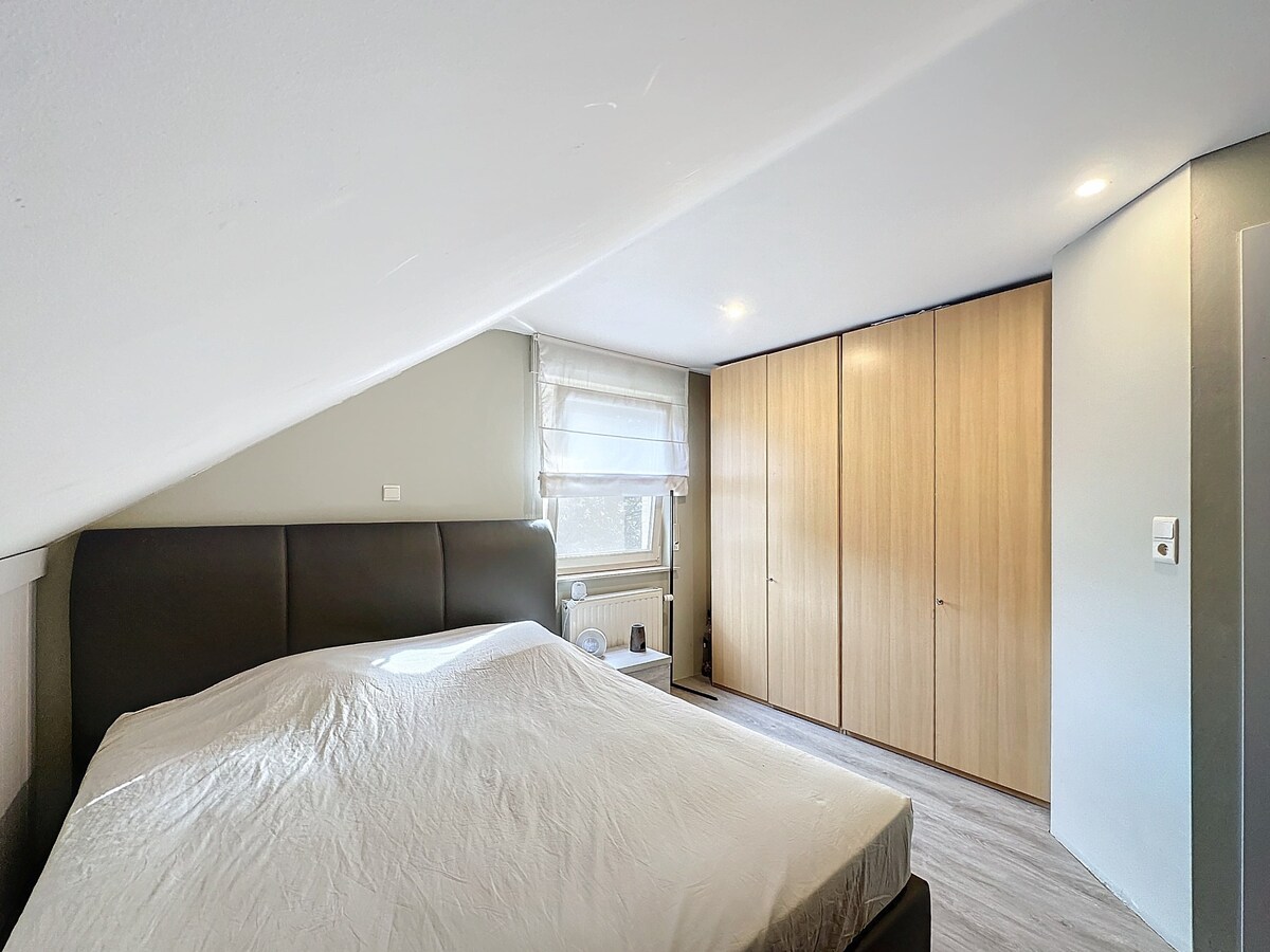 Deze woning is gelegen in Kaulille, een deelgemeente van Bocholt, in een doodlopende straat met een gezellig pleintje. 